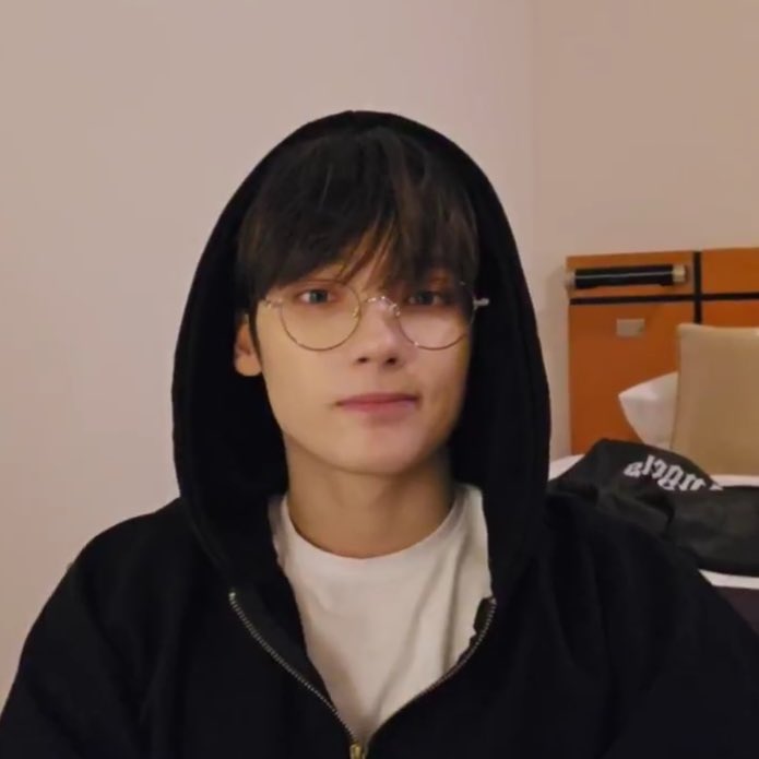 translatingTXT's tweet photo. 🐧 i need to find glasses that suit me well
🐧 i don’t mind rimmed glasses
🐧 it’s fascinating because people say you look older with glasses but i feel like i look younger right now https://t.co/C0rSaU8V7N