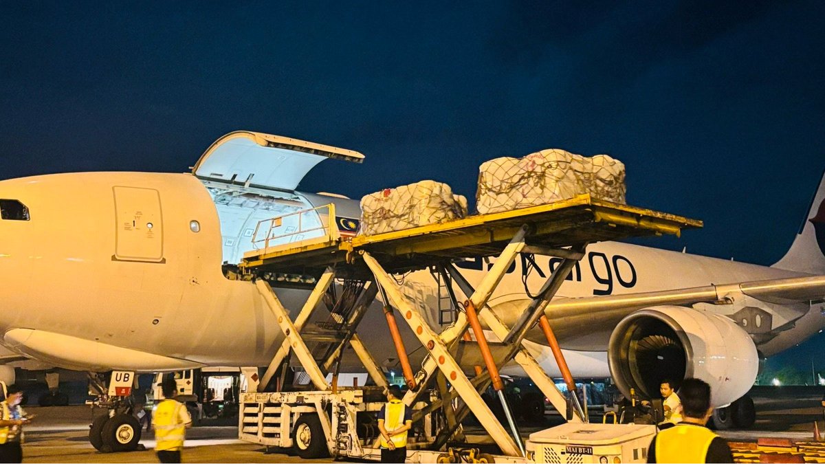eu_echo's tweet photo. ✈️As needs soar in Myanmar, an additional 5 Humanitarian Air Bridge flights are being organised in the coming days, with the first one landed in Yangon today.

These flights deliver over 257 tonnes of vital aid to those impacted by the devastating earthquake. https://t.co/xzt837uS86