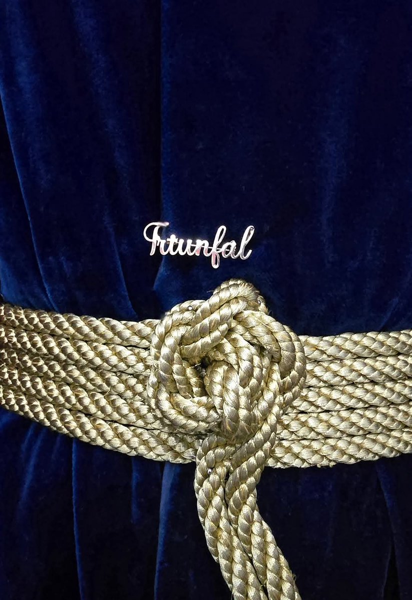 𝐃𝐄𝐓𝐀𝐋𝐋𝐄𝐒. Nuestro Padre Jesús en su Entrada Triunfal en Jerusalén lucirá este Domingo de Ramos túnica azul noche, mantolín burdeos y estrenará un broche de oro con la palabra “Triunfal”, donado por un hermano.