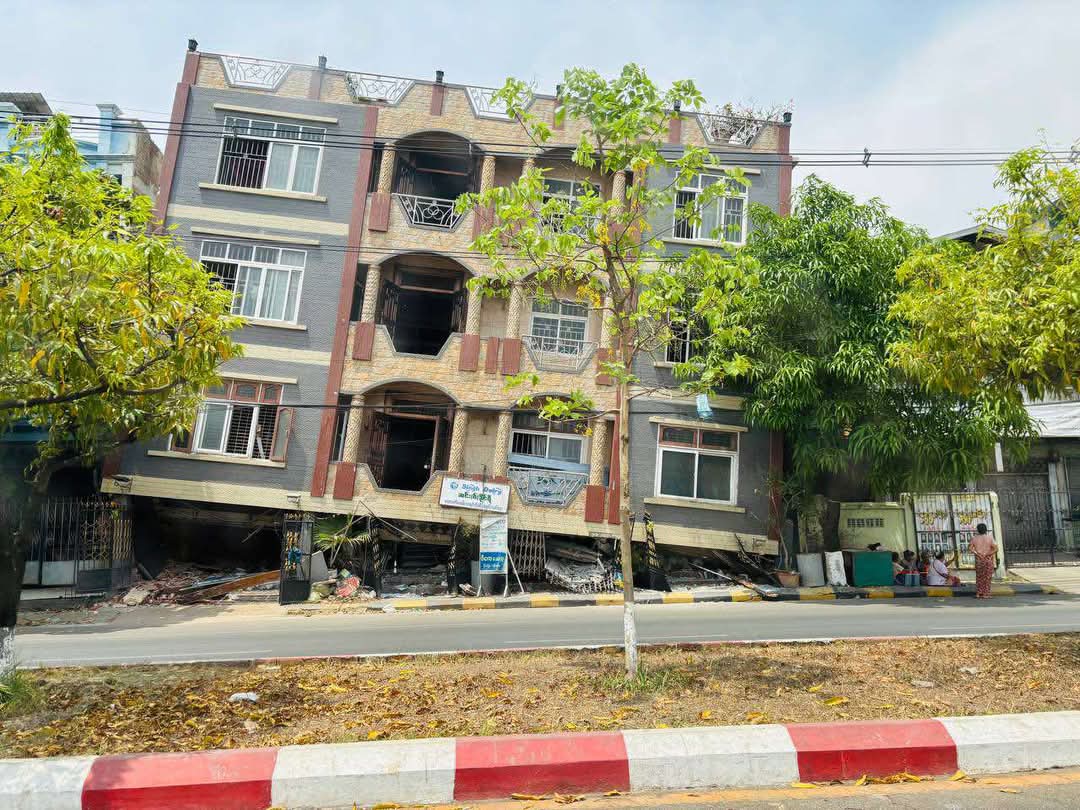 #Photo News: The devastation and destructions resulting from the 7.7 magnitude earthquake in Mandalay city and its surrounding regions is profound, indicating that a complete recovery in central Myanmar will require several years. 

Countless buildings have sustained such severe