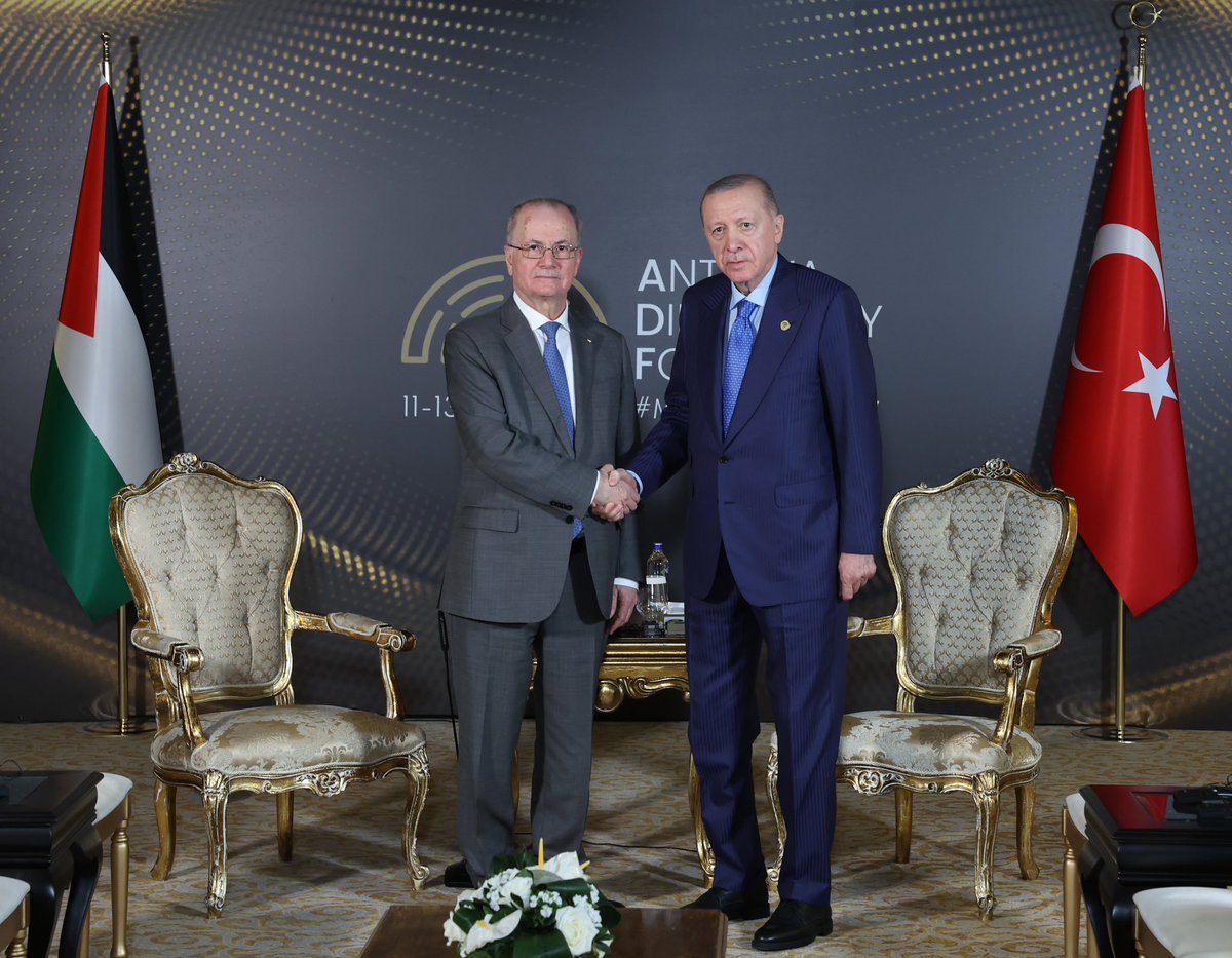 Cumhurbaşkanımız Sayın Recep Tayyip Erdoğan, Antalya Diplomasi Forumu için Türkiye’de bulunan Filistin Başbakanı ve Dışişleri ve Yurtdışında Yaşayan Filistinliler Bakanı Mohammad Mustafa’yı kabul etti.

Görüşmede Türkiye ile Filistin ikili ilişkileri, bölgesel ve küresel konular