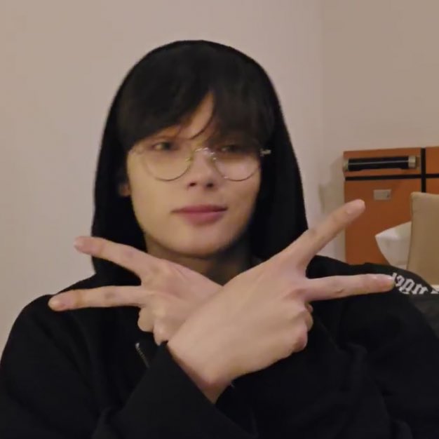 translatingTXT's tweet image. 🐧 huening peace &amp;gt;&amp;lt;