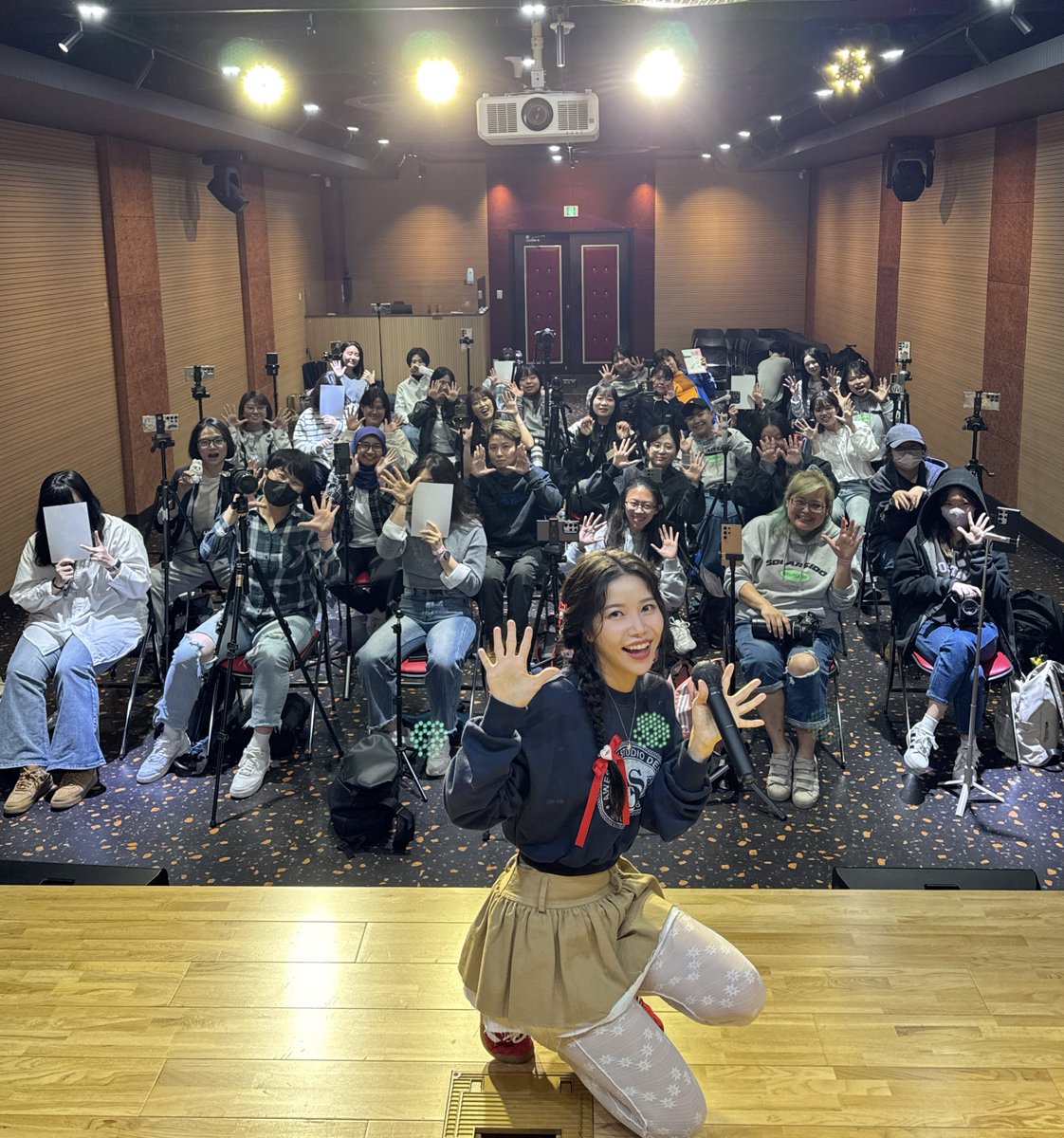 RBW_MAMAMOO's tweet photo. [#솔라]

마지막 팬사인회 완료
2주간 함께 달려온 
용순이들에게 박수👏
우리 또 빨리 만나💕

#마마무 #Solar #WANT https://t.co/4T2jjKWa0u