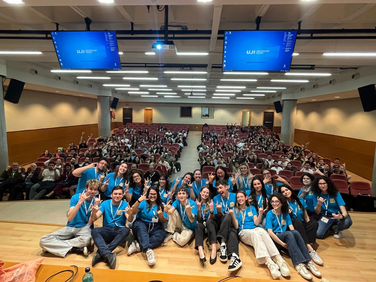 eneti2026umu's tweet photo. ¡Y así acabó el #ENETI2025! Foto rockstar conmemorativa para celebrarlo. ¡Muchísimas gracias a todo el mundo por asistir! 🤟🏽🤟🏽 https://t.co/CYaTHHm9if