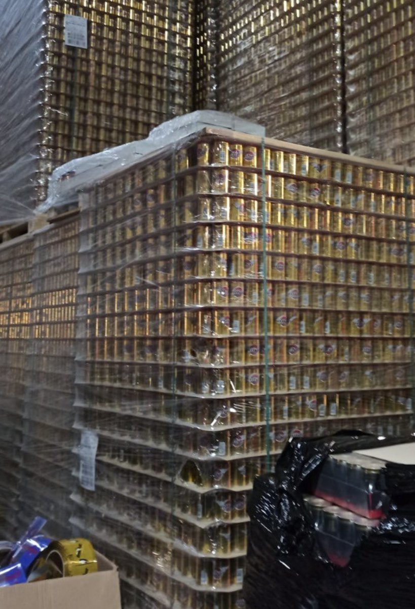 Tarım ve Orman Bakanlığı ekipleri Lüleburgaz’da kayıt dışı enerji içeceği deposuna baskın yaptını duyurdu.
Kayıt belgesi olmadan faaliyet gösterdiği tespit edilen işletmede 11 milyon satışa hazırlanmış enerji içeceği ve 11 milyon boş kutu ele geçirildi.
gidadedektifi.com/status/2201