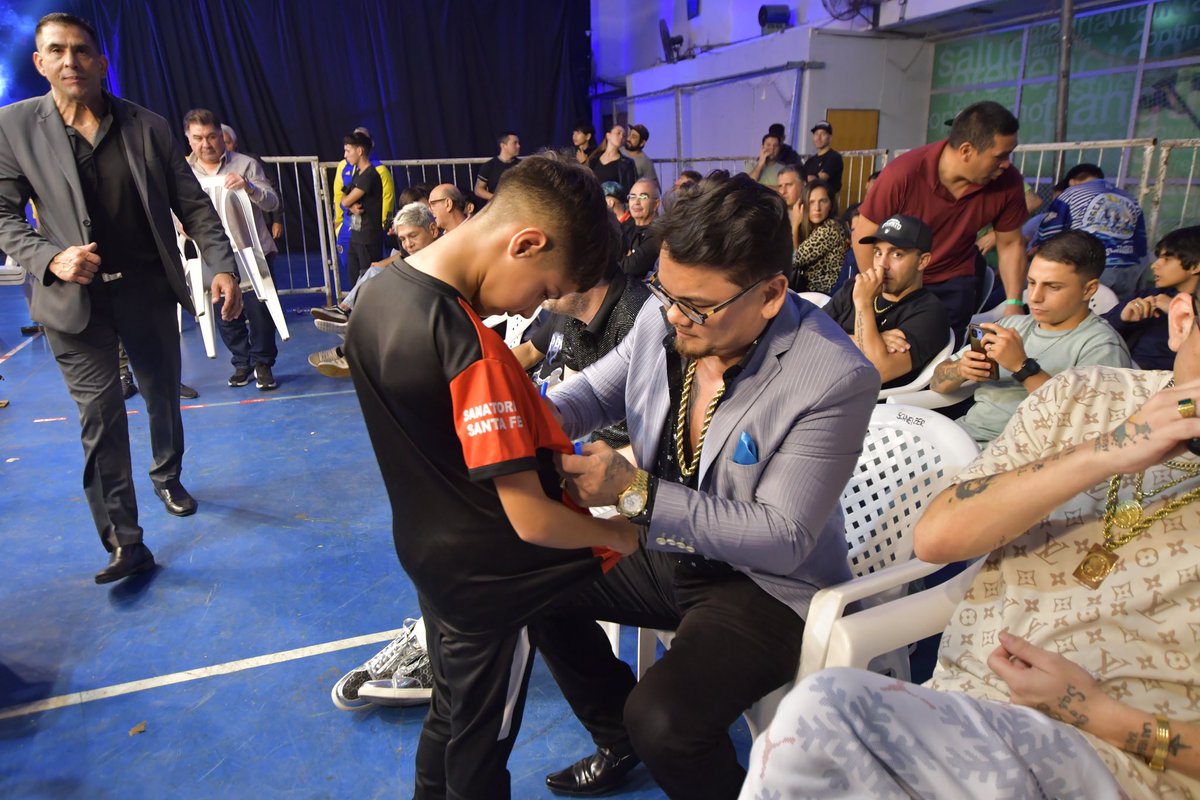 Andreswatsonok's tweet photo. Tuvimos el orgullo de recibir al ex campeón mundial Chino Maidana y ser sede de la pelea por el Título Latino WBC Súper Mosca, entre Nicolás Muguruza y Daniel Rosales. https://t.co/fUbiGFK12K