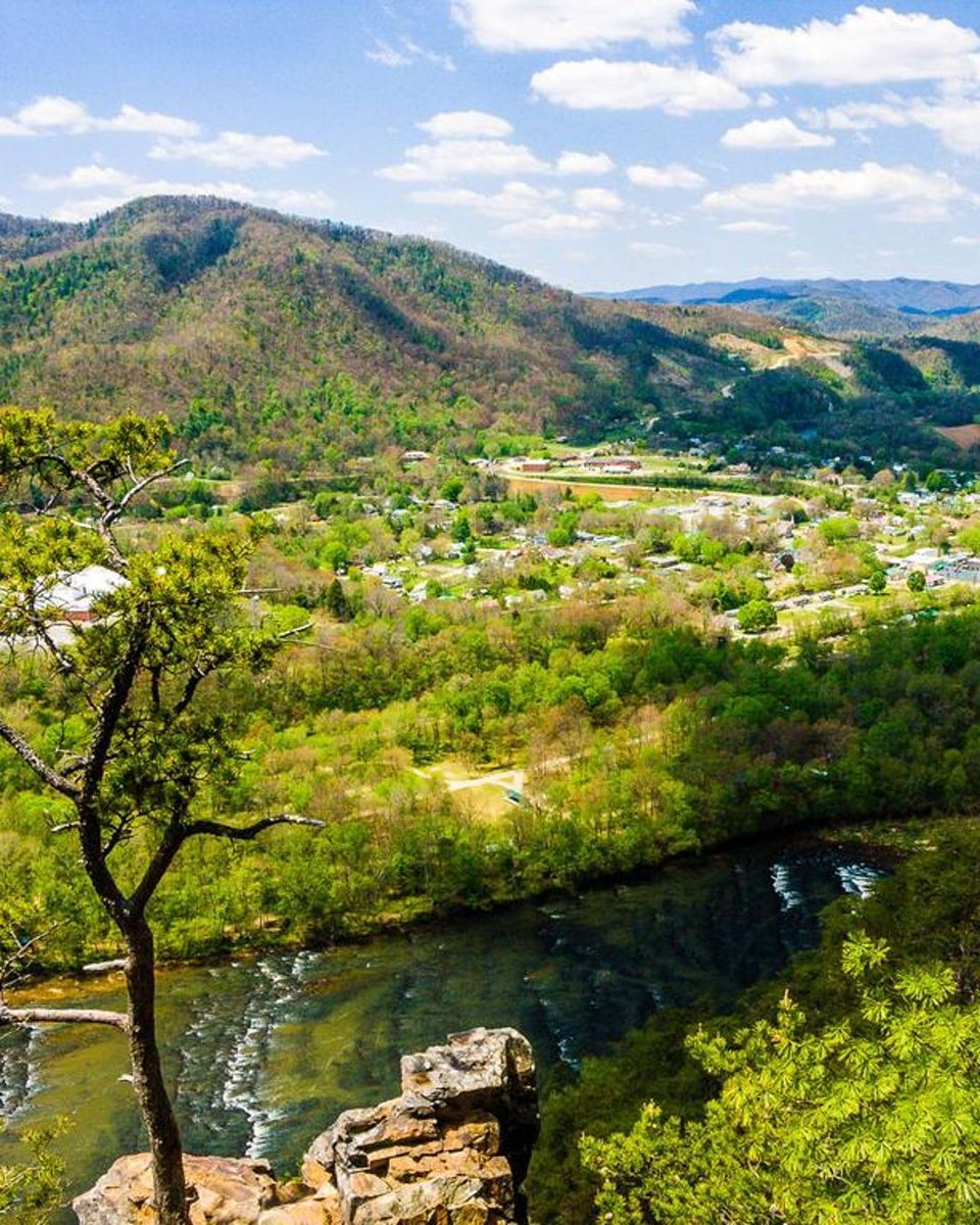 pennyamileorg's tweet image. Hot Springs, NC has hosted AT hikers for nearly a century—and the trail runs right down Main Street! It’s also known for healing mineral springs used by native peoples. 🏘️💧

#TrailTowns #ThruHiking #PennyAMile @kp4nc

pennyamile.org

Photo: hikewnc.info