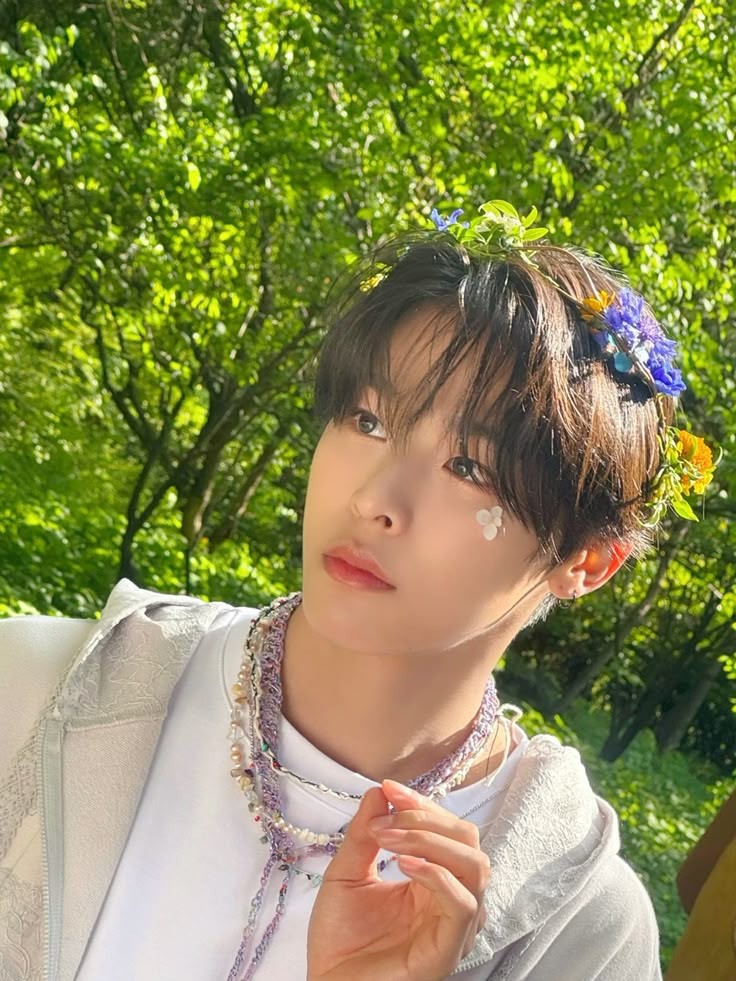 shxde0fzp's tweet photo. — A quiet garden above the noise, where peace grows instead of flowers.

#PROMNIGHT_VCS https://t.co/gLluuThONb