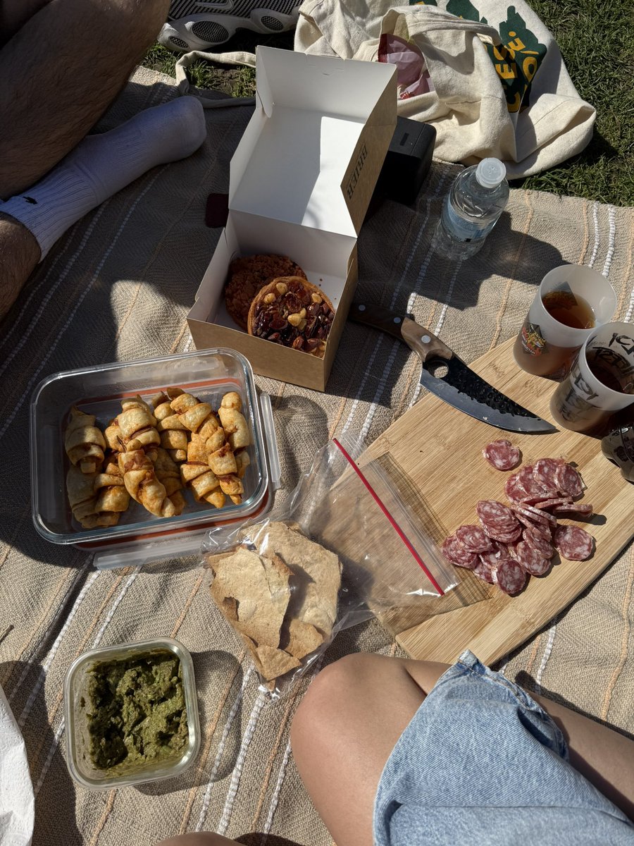philouzi's tweet photo. 22ºC à Lille en petard tounu à la citadelle https://t.co/0LVinatJ6a