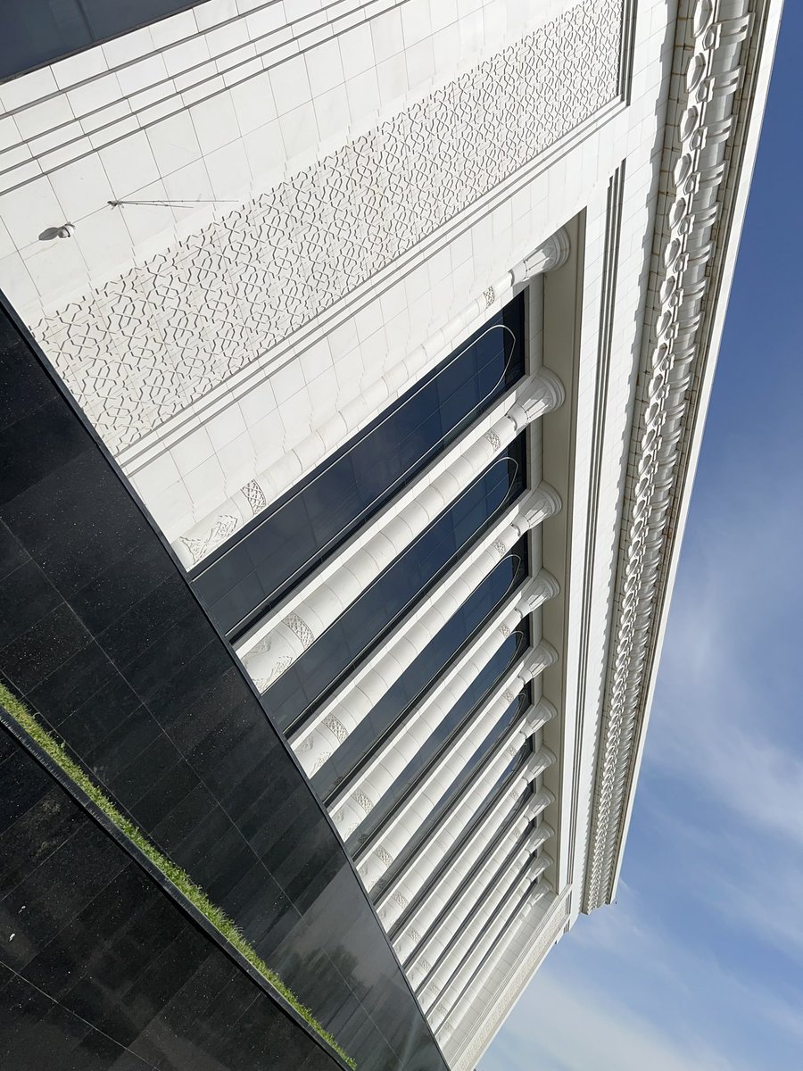 Nur der Ceausescu-Palast ist noch monströser: Intetnationaler Forums Palast Taschkent, dessen Erbauung angeblich 1 Milliarde Dollar gekostet hat.