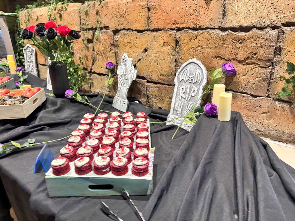ChessingtonBuzz's tweet photo. Excellent food in the Temple Restaurant today
#Vampire35
#JohnWardleyQandA https://t.co/z14uLjsEf7