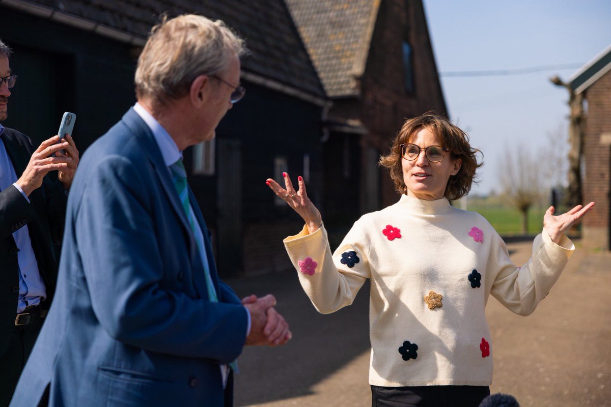 Jean Rummenie (@staslvvn) on Twitter photo Mooi werkbezoek met <a href="/ministerLVVN/">Femke Marije Wiersma</a> en <a href="/JessikaRoswall/">Jessika Roswall</a> aan boerderij Het Beloken Land. We spraken over agrarisch natuur- en landschapsbeheer, biodiversiteit en de grutto. Juist in het veld zie je hoe boeren bijdragen aan natuur én hoe we ze daarbij kunnen ondersteunen. Mooi werkbezoek met <a href="/ministerLVVN/">Femke Marije Wiersma</a> en <a href="/JessikaRoswall/">Jessika Roswall</a> aan boerderij Het Beloken Land. We spraken over agrarisch natuur- en landschapsbeheer, biodiversiteit en de grutto. Juist in het veld zie je hoe boeren bijdragen aan natuur én hoe we ze daarbij kunnen ondersteunen.