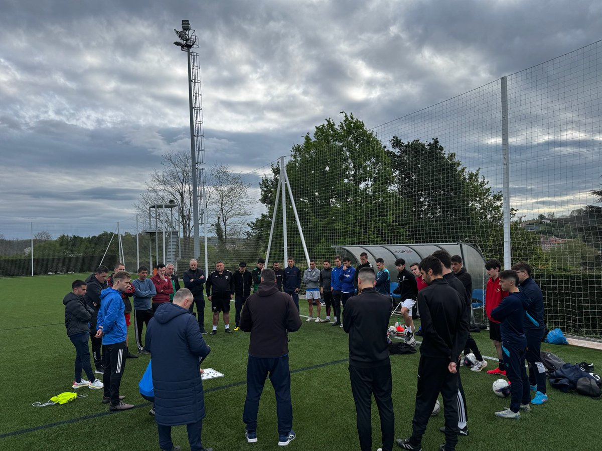 gipuzkoafutbola's tweet photo. ⚽️ 𝐔𝐄𝐅𝐀 𝐈𝐊𝐀𝐒𝐓𝐀𝐑𝐎𝐀𝐊

Gaur amaitu dituzte saio praktikoak UEFA Bko Donostiako eta Zumarragako 40 ikasleek; Zubietan izan dute zelaiko azken praktika. Joan zen astean UEFA Akoek izan zuten azkena. 

Zorterik onena opa diegu etorkizunean entrenatzaile guztiei. https://t.co/7DEQMOwBnQ