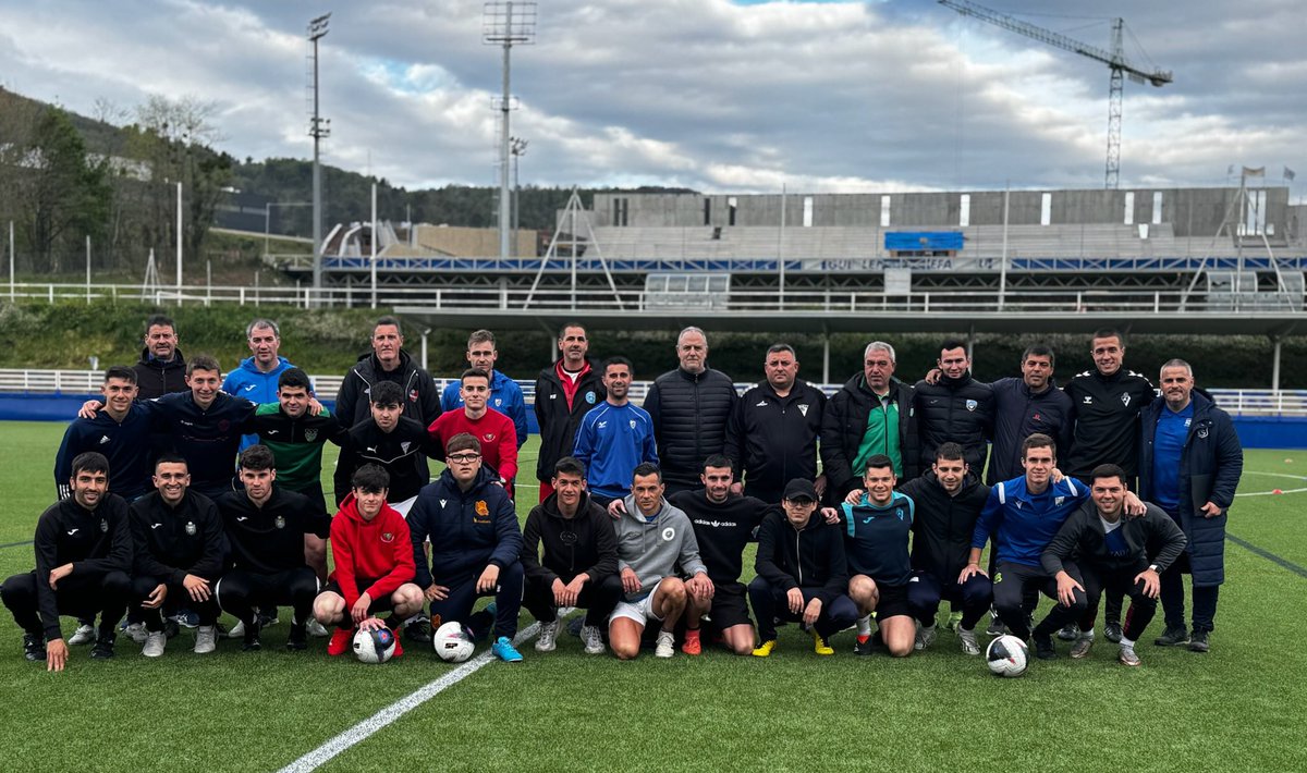 gipuzkoafutbola's tweet photo. ⚽️ 𝐔𝐄𝐅𝐀 𝐈𝐊𝐀𝐒𝐓𝐀𝐑𝐎𝐀𝐊

Gaur amaitu dituzte saio praktikoak UEFA Bko Donostiako eta Zumarragako 40 ikasleek; Zubietan izan dute zelaiko azken praktika. Joan zen astean UEFA Akoek izan zuten azkena. 

Zorterik onena opa diegu etorkizunean entrenatzaile guztiei. https://t.co/7DEQMOwBnQ