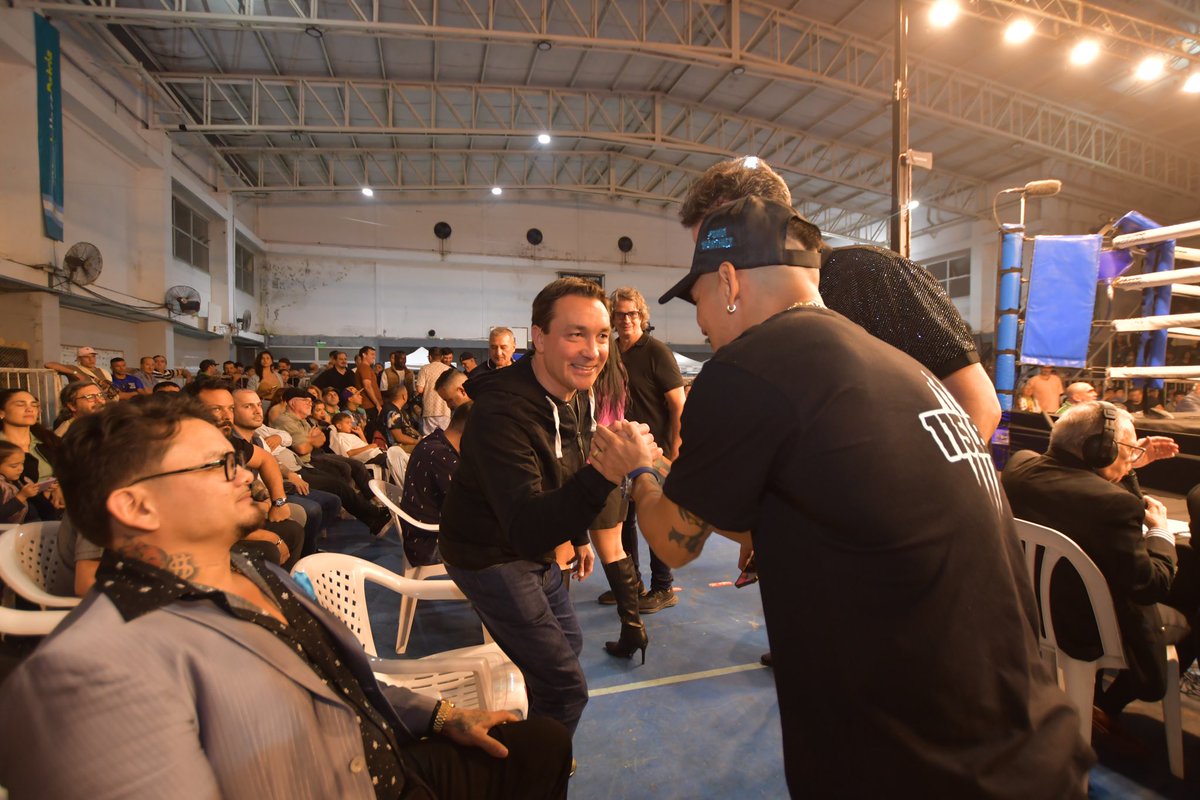 Andreswatsonok's tweet photo. GRAN NOCHE DE BOXEO EN LA PATRIADA 🥊

Con entrada libre y gratuita, cientos de vecinos y vecinas pudieron disfrutar de un espectáculo deportivo de primer nivel en nuestro distrito. https://t.co/zDa52lboXw