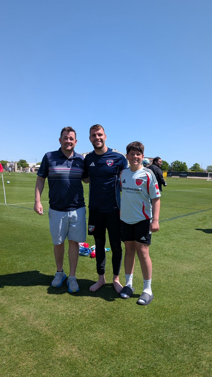 lelicker123's tweet photo. @MaartenPaes30 18 months apart, and I still have us looking into the sun! Thank you for being a gracious host for our family! Good luck today! https://t.co/DlkpTk4yGK