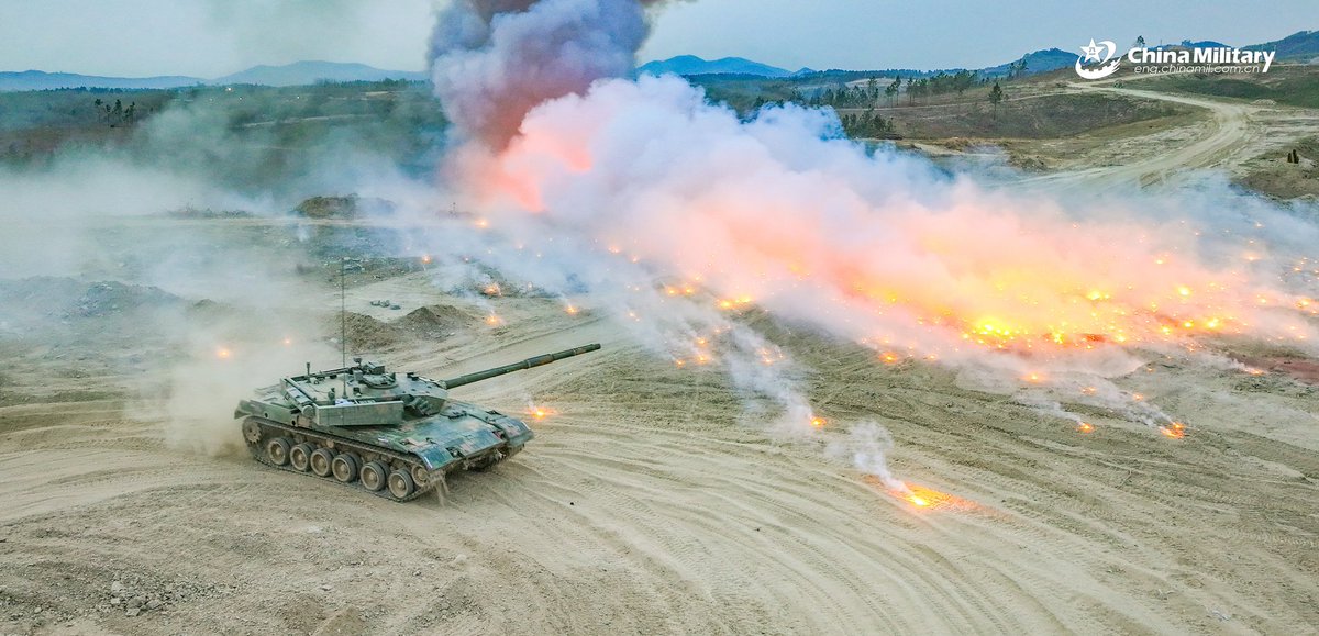 ChinaMilBugle's tweet photo. #SmokeCamouflage: #Photos show #MainBattleTanks (#MBTs) attached to a brigade under Chinese #PLA 71st #GroupArmy releasing smoke screen during a live-fire training exercise. #Chinamilitary https://t.co/uD9SSGCxLn