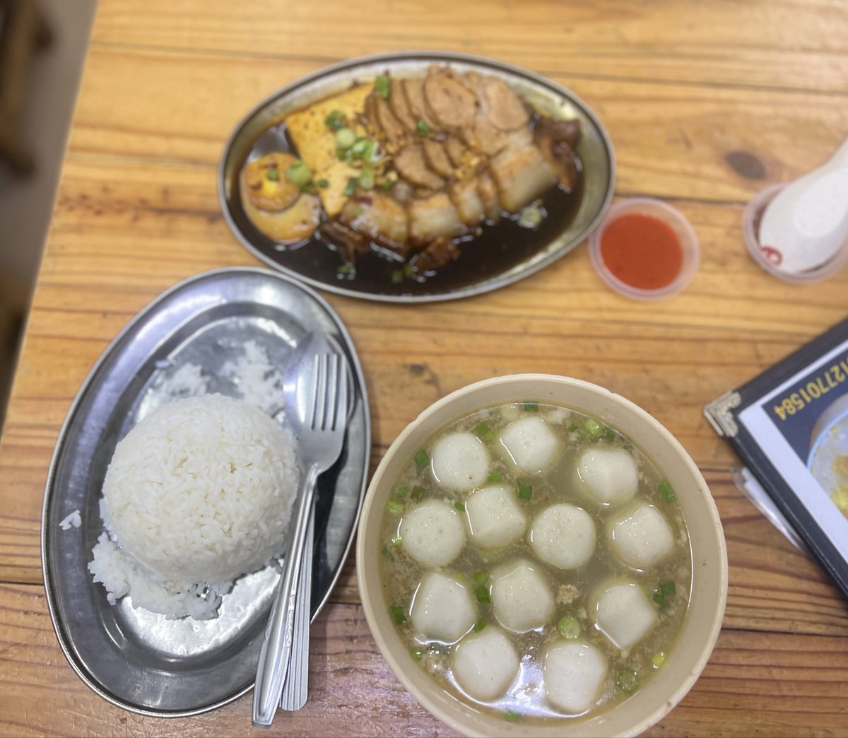 มาปีนังเข้าวันที่ 4 แล้ว แต่มีรูปตัวเองในทริปประมาณ 2-3 รูป ล่าสุดทริปล่ม เพราะทะเลาะกับพ่อ แกไม่กิน ไม่เดิน ไม่เที่ยว ไม่ถ่ายรูป เอาแต่คอมเพลนเราตลอดเวลา สุดท้ายแม่ก็เลือกเข้าข้างพ่อ

นี่เป็นมื้อแรกที่กินเองคนเดียว ได้กินของอร่อยแล้วบอกตัวเองก็อร่อย ไม่ใช่กินไปโดนด่าไปทั้งน้ำตา