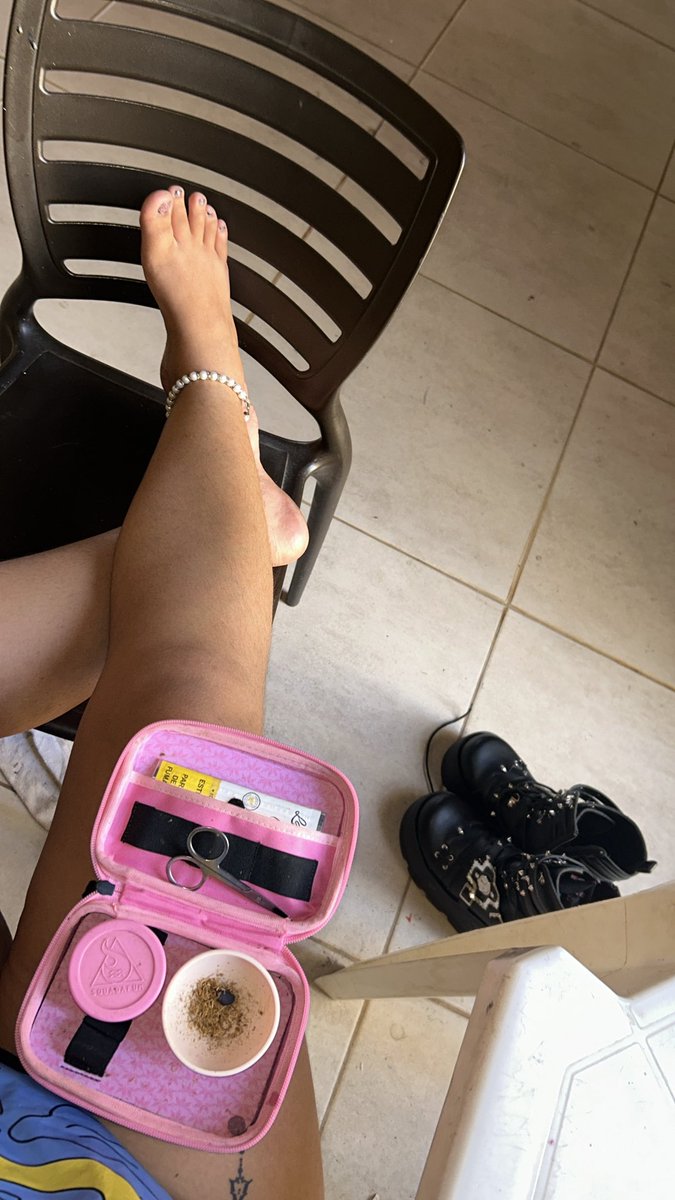 Quero um verme pra humilhar enquanto eu vejo o dinheiro entrando na minha conta. Aparece ligeiro seu corno viciado em pé 

Findom footfetish footfreaks