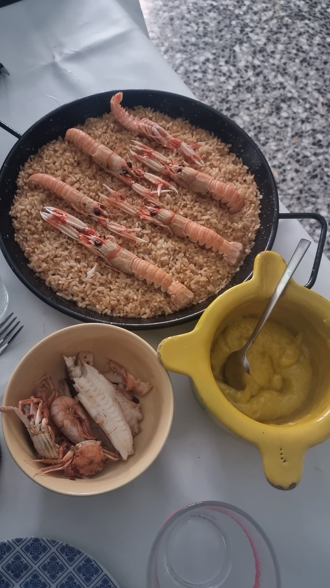 Me paso por aquí para vacilar de arroz alicantino con alioli casero.

Buenas tardes.