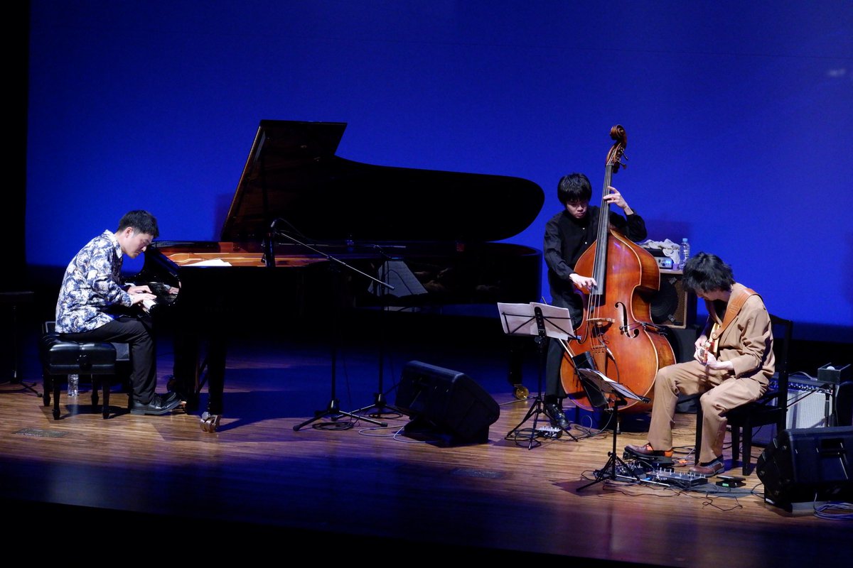 【公演終了】
井上銘トリオ JAZZ LIVE inかなっくホール
終演しました！

出演は
#井上銘 さん(ギター)
#魚返明未 さん(ピアノ)
#高橋陸 さん(ベース)
でした🎸

その他の写真↓
instagram.com/p/DIWNN58zV4f/…