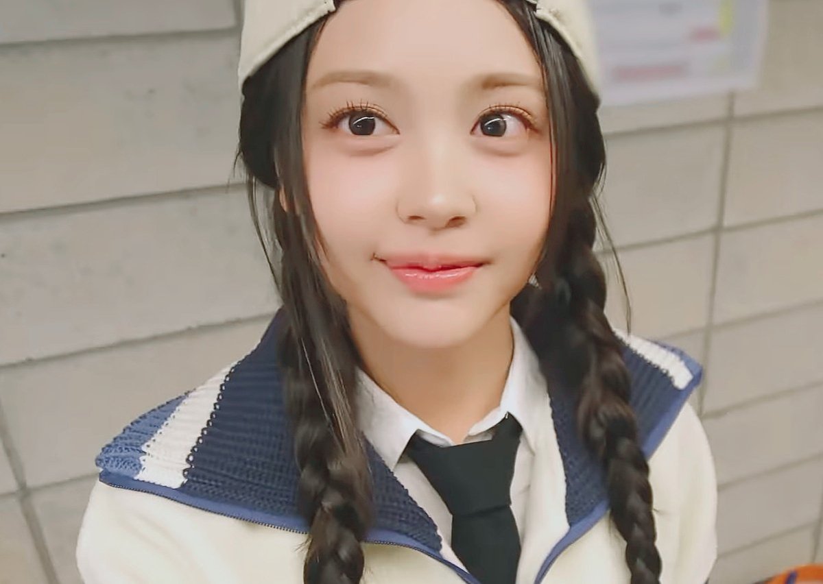 Carmen, a lovely girl who's pure and full of innocent joy, she's just a baby 🤏
#Hearts2Hearts