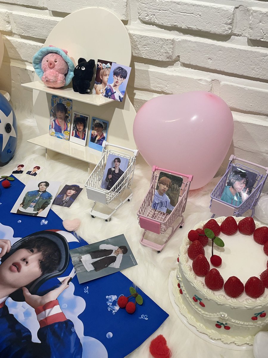 llu0000's tweet photo. 내가 젤 좋아하는 헬멧서누 슬로건이 있던 곳,,,
카라비너 못 뽑아서 아쉬웠지만 쿠키가 잘생겼고 서누가 맛있어요(?)
#UPTHEANTE
#SWMYLUCKY https://t.co/gNgxX4KP80