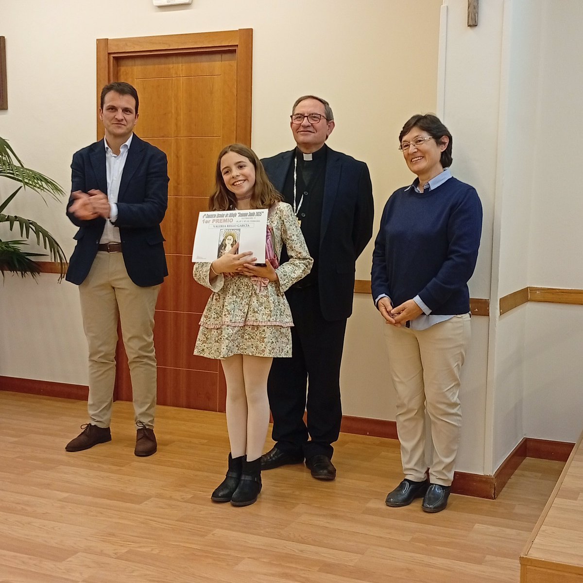 Nuestros alumnos Valeria Rello y Daniel Zarzuelo, recibieron su premio del Concurso Escolar “Semana Santa 2025".  El acto de entrega se llevó a cabo en la casa Diocesana con el Sr. Obispo D. Abilio Martínez Varea y el director provincial de Educación D. José Alfredo de Pablo.