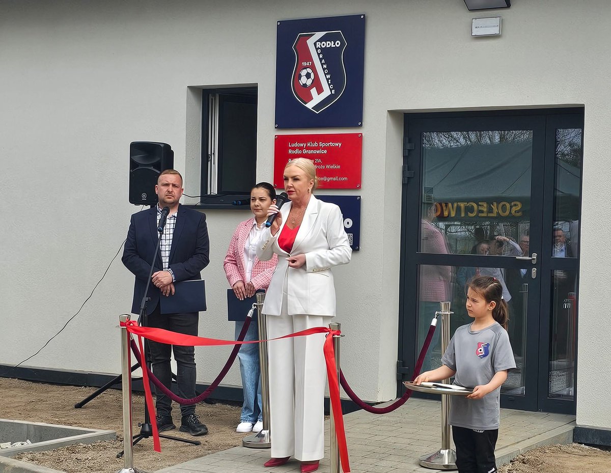 CzajkowskiLuke's tweet photo. W Granowicach dziś oficjalnie otwarto zmodernizowaną szatnię @RodloGranowice  🥳 obiekt powstał dzięki zaangażowaniu Wójt Elżbiety Jedleckiej, działaczy klubu oraz mieszkańców 🤝

Całość prezentuje się naprawdę imponująco. Każdemu klubowi życzę takiej infrastruktury 🏟 https://t.co/DhscKrRCer