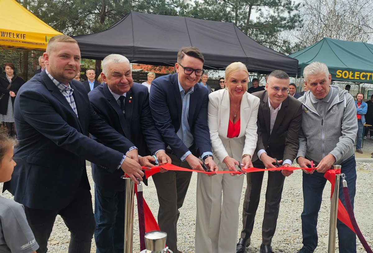 CzajkowskiLuke's tweet photo. W Granowicach dziś oficjalnie otwarto zmodernizowaną szatnię @RodloGranowice  🥳 obiekt powstał dzięki zaangażowaniu Wójt Elżbiety Jedleckiej, działaczy klubu oraz mieszkańców 🤝

Całość prezentuje się naprawdę imponująco. Każdemu klubowi życzę takiej infrastruktury 🏟 https://t.co/DhscKrRCer