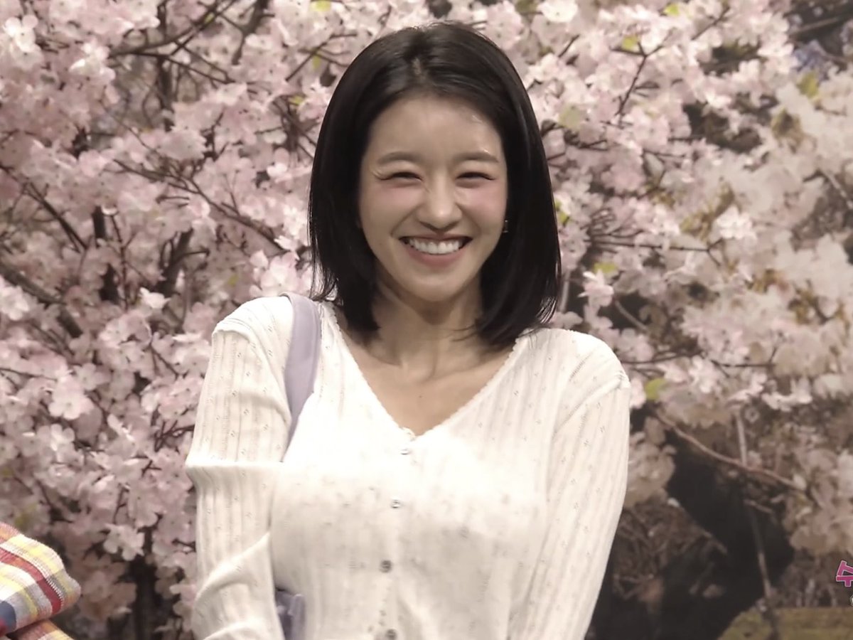 19900406_'s tweet photo. 서예지 어떻게 이렇게까지 개죽이 캠퍼스 봄여신인지 물었어 https://t.co/CQJ4yjhANc