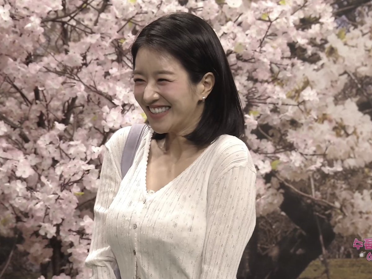 19900406_'s tweet photo. 서예지 어떻게 이렇게까지 개죽이 캠퍼스 봄여신인지 물었어 https://t.co/CQJ4yjhANc