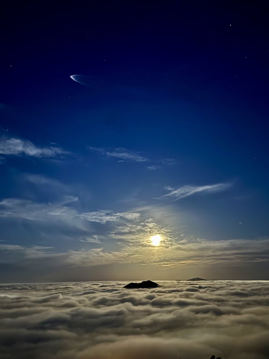 DougMinshell's tweet photo. Beautiful morning. Full moon setting above a layer of fog along with a SpaceX rocket launch (from Vandenberg) in the upper left. View from Poway, CA. https://t.co/KLnZ5tgeyZ
