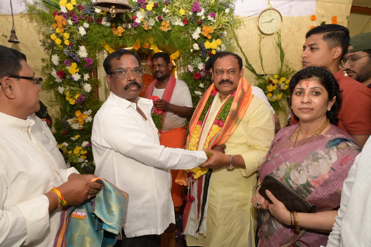 bmkgforce's tweet photo. హనుమాన్ జయంతి సందర్భంగా నార్సింగి పోసారం గుట్ట హనుమాన్ ఆలయంలో ప్రత్యేక పూజలు నిర్వహించిన టీపీసీసీ అధ్యక్షులు మహేష్ కుమార్ గౌడ్ దంపతులు, మంత్రి పొన్నం ప్రభాకర్ గారు 
@Bmaheshgoud6666 @Ponnam_INC @INCTelangana #Telangana #bmkg https://t.co/8KRJbSSTlw