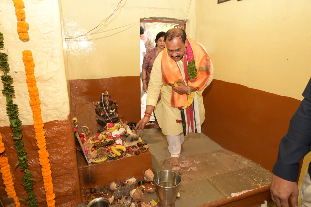 హనుమాన్ జయంతి సందర్భంగా నార్సింగి పోసారం గుట్ట హనుమాన్ ఆలయంలో ప్రత్యేక పూజలు నిర్వహించిన టీపీసీసీ అధ్యక్షులు మహేష్ కుమార్ గౌడ్ దంపతులు, మంత్రి పొన్నం ప్రభాకర్ గారు 
<a href="/Bmaheshgoud6666/">Bomma Maheshkumar goud</a> <a href="/Ponnam_INC/">Ponnam Prabhakar</a> <a href="/INCTelangana/">Telangana Congress</a> #Telangana #bmkg