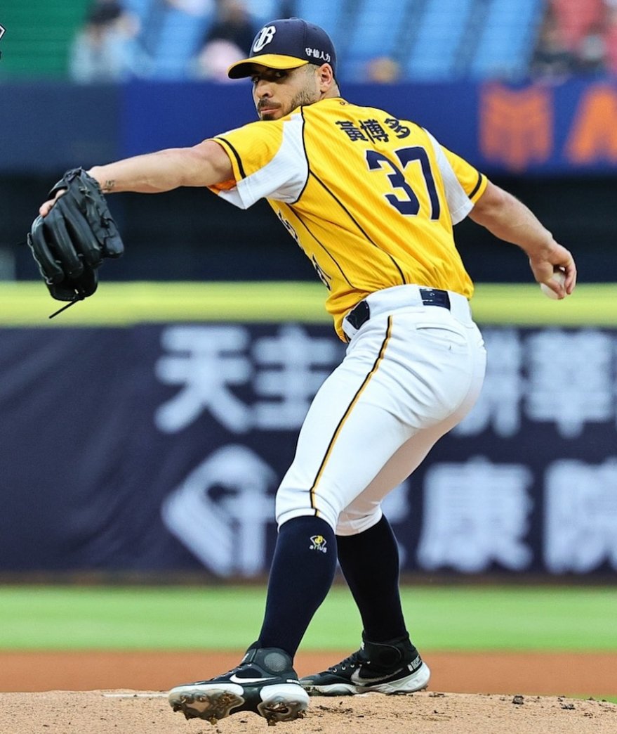 ¡JUEGAZO DE CASTELLANOS!

#CPBL | En TAIWÁN 🇹🇼, duelo entre mexicanos que favoreció a HUMBERTO CASTELLANOS (2-0) sobre MARCELO MARTÍNEZ (1-1). HC estuvo espectacular (7IP 1H 0C 4K) y BROTHERS ganó 3-2 a <a href="/RakutenMonkeys/">Rakuten Monkeys</a> 3-2. MARCELO (6IP 10H 3C 5K)..