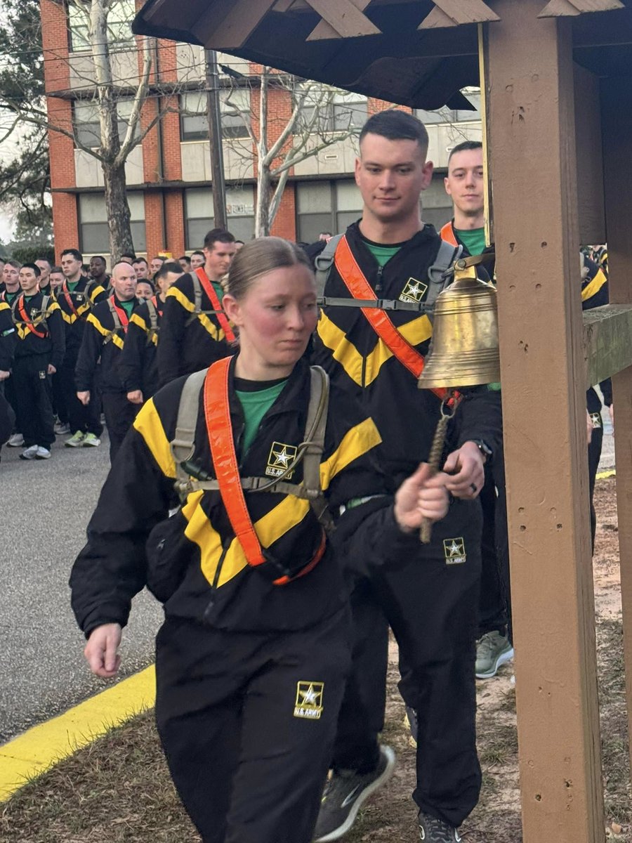 TRADOC's tweet image. Ringing the bell is a time honored tradition that signifies the successful completion of Warrant Officer Candidate School.

Congratulations to these candidates at the @USArmy WOCC who have earned their way to becoming Warrant Officers!👏

#VictoryStartsHere #LeaderDevelopment