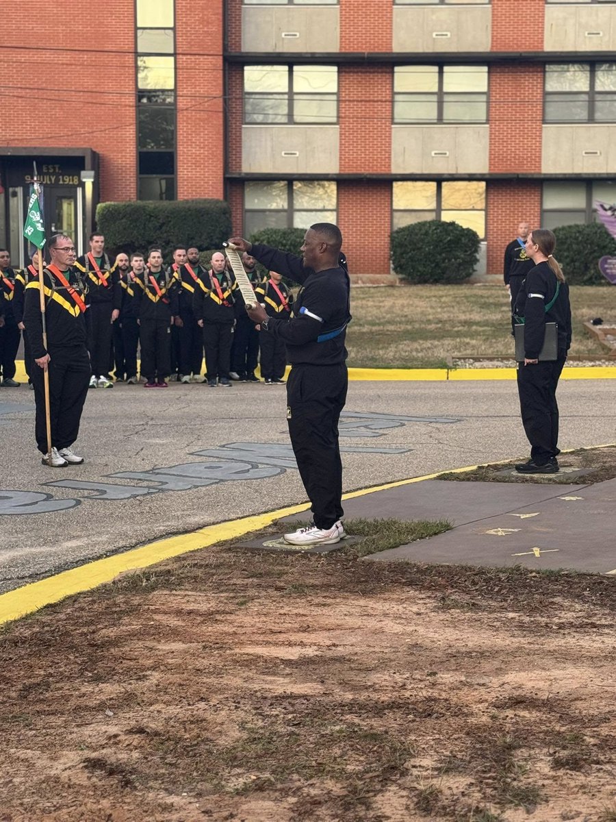 TRADOC's tweet image. Ringing the bell is a time honored tradition that signifies the successful completion of Warrant Officer Candidate School.

Congratulations to these candidates at the @USArmy WOCC who have earned their way to becoming Warrant Officers!👏

#VictoryStartsHere #LeaderDevelopment