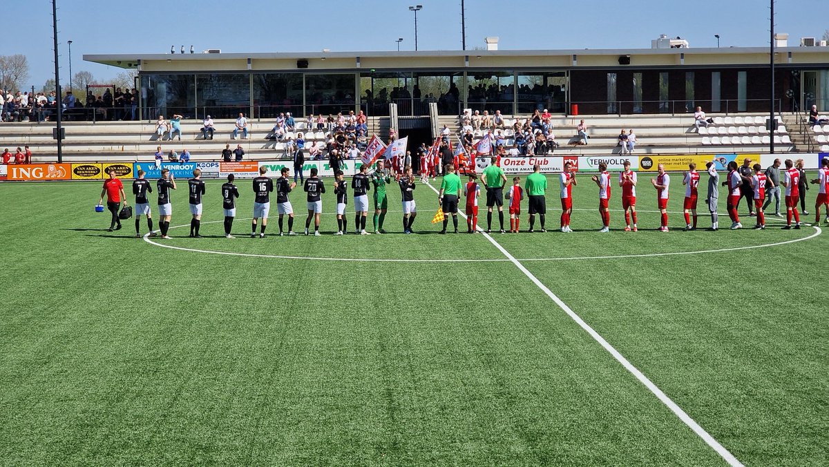 HZVV's tweet photo. Beide ploegen staan op het veld!

#hzvcsv https://t.co/oicPgpfZsh