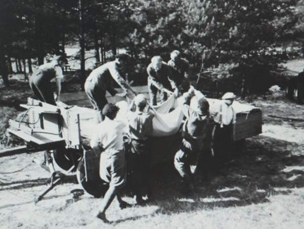 AndreasMFroese's tweet photo. #otd1945: Bei #Gardelegen finden mit Beteiligung der lokalen Bevölkerung Hetzjagden und Morde an entflohenen #KZ-Häftlingen auf Todesmärschen aus Außenlagern der KZ #MittelbauDora und #Neuengamme statt. In #Estedt, #Jävenitz, #Roxförde und #Dolle werden Massaker verübt. 1/x https://t.co/qTwh3yrwyS