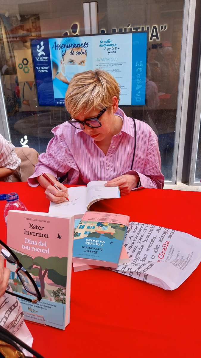 penguinllibres's tweet photo. Matí de signatures a la llibreria La Gralla de #Granollers. 
Amb Míriam Tirado, Xavier Sala i Martín, Alba Cardalda, Ester Invernon... https://t.co/pwL3OZ7fhX