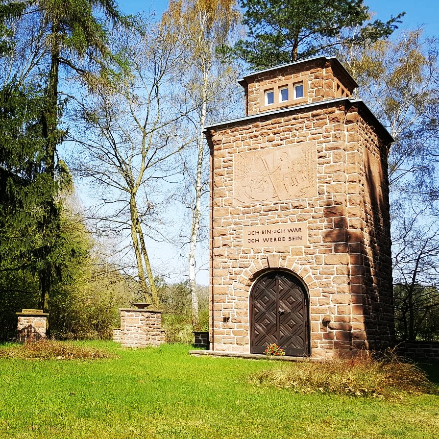 AndreasMFroese's tweet photo. #otd1945: Bei #Gardelegen finden mit Beteiligung der lokalen Bevölkerung Hetzjagden und Morde an entflohenen #KZ-Häftlingen auf Todesmärschen aus Außenlagern der KZ #MittelbauDora und #Neuengamme statt. In #Estedt, #Jävenitz, #Roxförde und #Dolle werden Massaker verübt. 1/x https://t.co/qTwh3yrwyS
