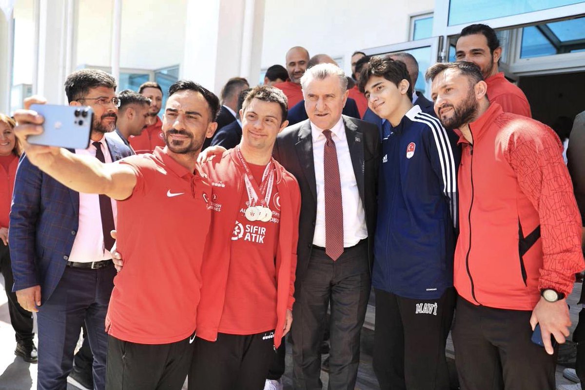 OA_BAK's tweet photo. 📌 Antalya’da göz bebeğimiz sporcularımızla bir araya geldik.

Genç sporcularımıza başarılar diliyorum. Her zaman yanınızdayız!🇹🇷 https://t.co/bz31bSHVQJ