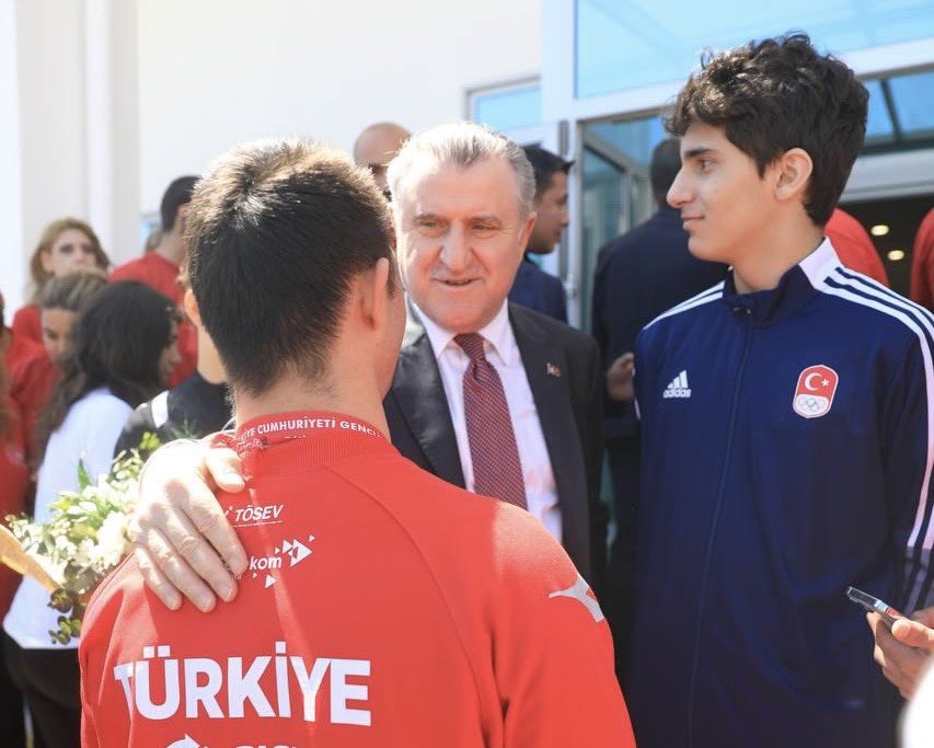 OA_BAK's tweet photo. 📌 Antalya’da göz bebeğimiz sporcularımızla bir araya geldik.

Genç sporcularımıza başarılar diliyorum. Her zaman yanınızdayız!🇹🇷 https://t.co/bz31bSHVQJ