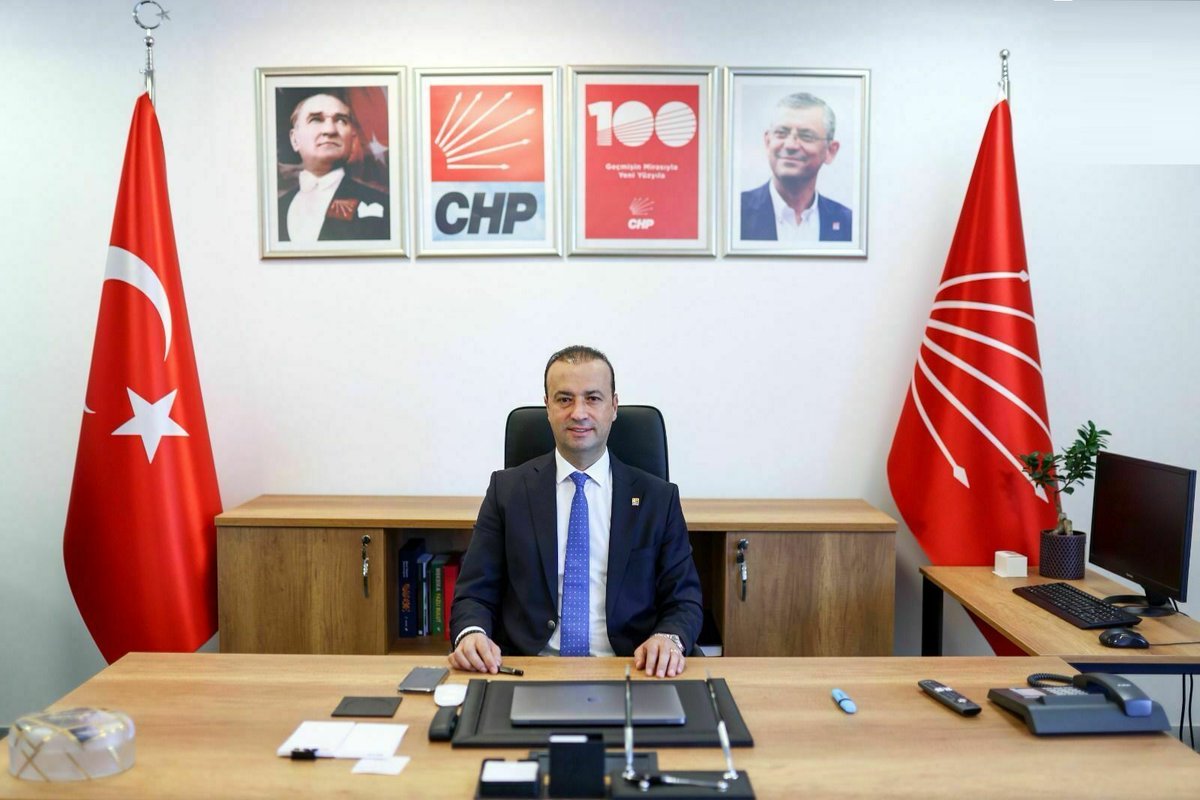 ozan_buz's tweet photo. CHP'nin 21'inci Olağanüstü Kurultayı'nda PM'ye aday olmayarak CHP'deki Genel Başkan Yardımcılığı görevini bırakan Volkan Demir, İBB Genel Sekreter Vekilliği görevine atandı. https://t.co/8PWpiY2UbN