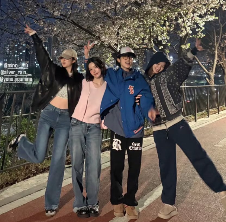 IZ*ONE members Chaewon, Yena, Eunbi and Minju reunite in a new photo.