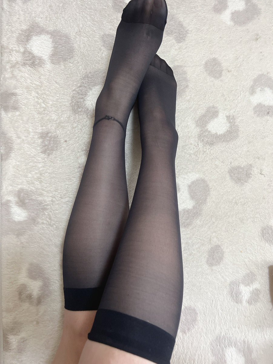 AyPy70's tweet photo. みんなは黒スト派？😖
 #ストッキング  #ストッキングフェチ 
 #足フェチ  #黒スト  #黒ストッキング https://t.co/V28Izyz3dC
