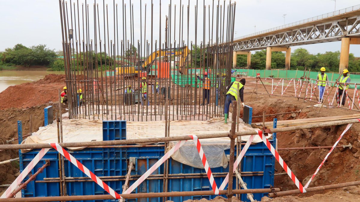 ABCNewsGH_'s tweet photo. 🚧 Roads and Highways Minister, Governs Kwame Agbodza leads inspection of Buipe &amp; Yapei bridges—work *steadily progressing* ✅  

#abcnewsgh
#BridgingTheNorth 
#RoadsUpdate 
#InfrastructureMatters 
#GhanaRising 
#MRHGovGh 
#AgbodzaOnTheMove 
#SavannahToTheWorld https://t.co/iOpZnJEXow