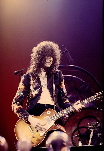 TheExtremeMusi1's tweet photo. Jimmy Page playing live https://t.co/sOkUs6C6qu