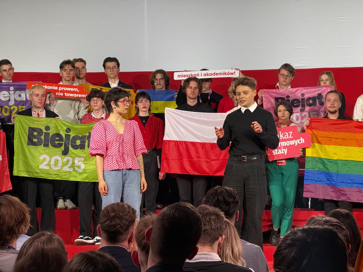 Lewica (@__lewica) on Twitter photo 📢 Obniżymy ceny mieszkań! Mieszkania będą bardziej dostępne! Jako młodzi ludzie słyszymy to co wybory. A potem dostajemy kredyt na 30 lat i mikrokawalerkę. Patronuje temu Polskie Stronnictwo Deweloperów. A inni? Na kampanię <a href="/trzaskowski_/">Rafał Trzaskowski</a> wpłacają deweloperzy. Całe szczęście jest 📢 Obniżymy ceny mieszkań! Mieszkania będą bardziej dostępne! Jako młodzi ludzie słyszymy to co wybory. A potem dostajemy kredyt na 30 lat i mikrokawalerkę. Patronuje temu Polskie Stronnictwo Deweloperów. A inni? Na kampanię <a href="/trzaskowski_/">Rafał Trzaskowski</a> wpłacają deweloperzy. Całe szczęście jest